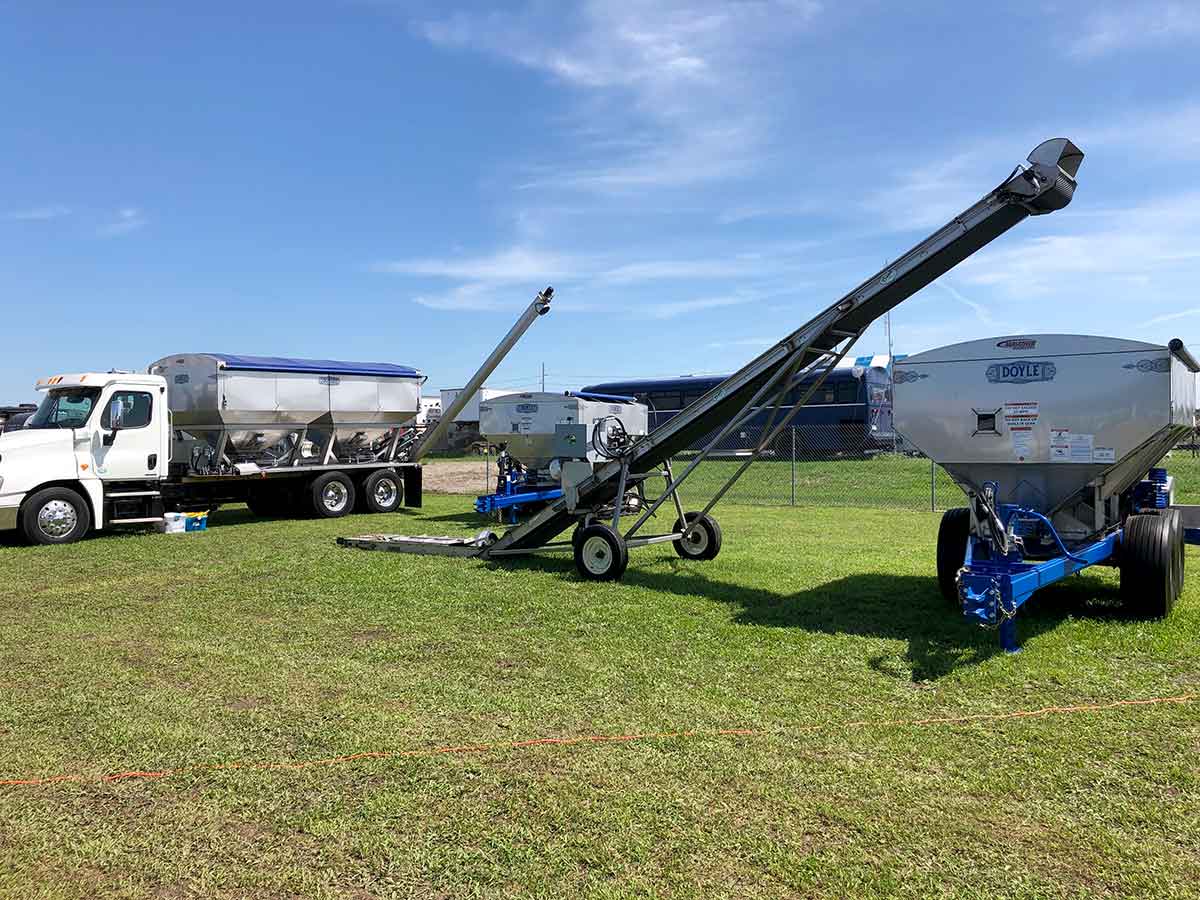 Field loader conveyor loading Doyle spreader
